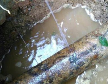 西平楼顶渗水维修公司分享下地暖漏水的原因及检测方法。